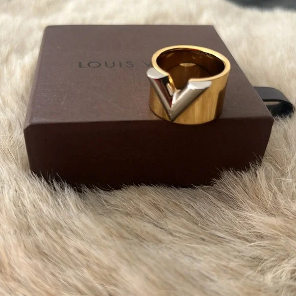 Louis Vuitton Bague Essential V Gold Tone / silver Ring - Picture 4 of 7